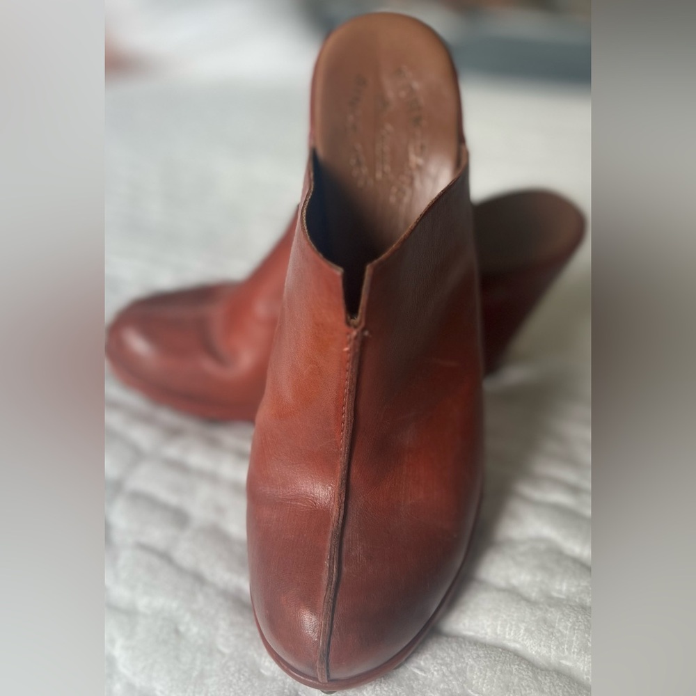 Kork Ease Clogs very few wears in great shape.